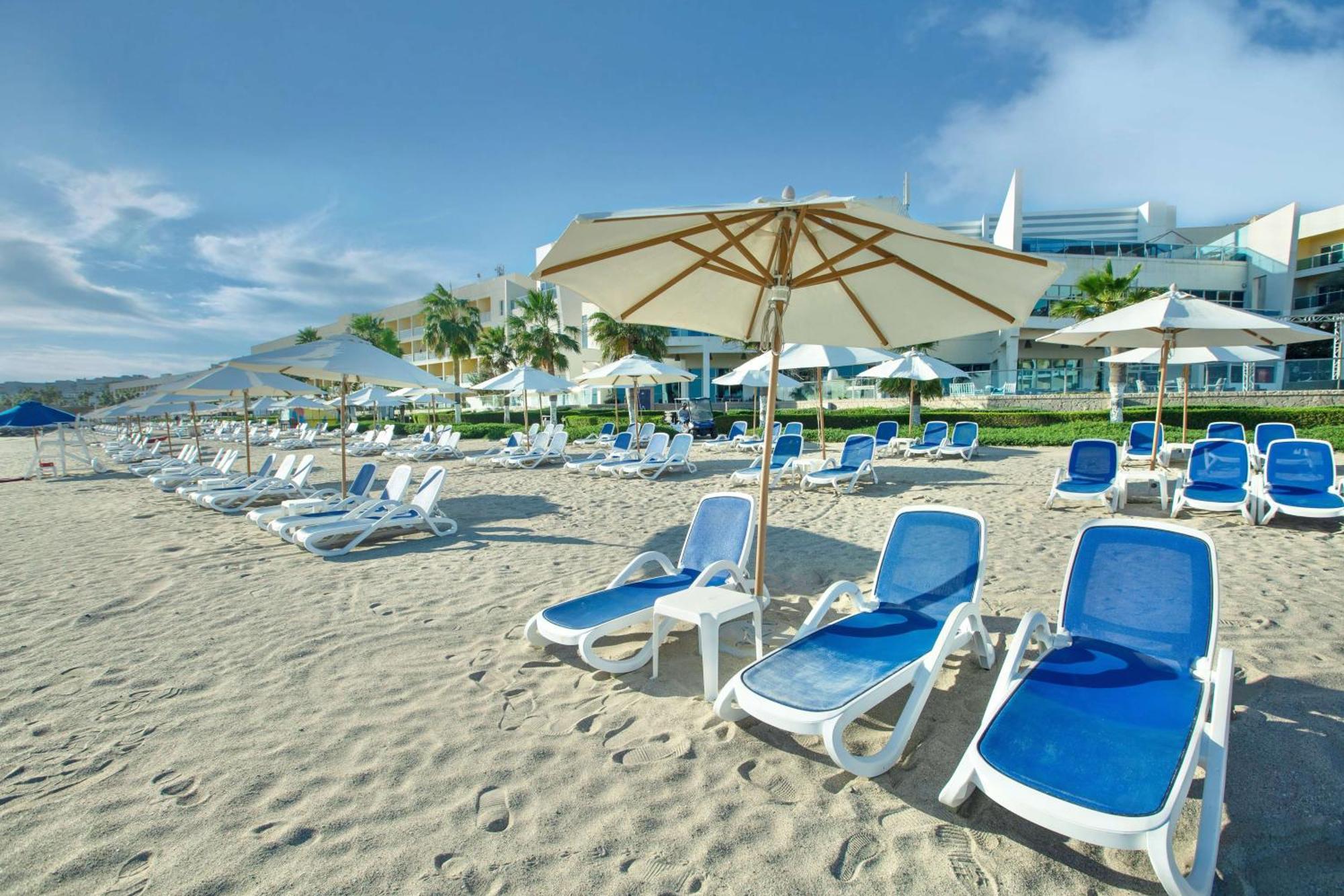 Radisson Blu Resort, ฟูไจราห์ ภายนอก รูปภาพ Beach at the Grand Hotel