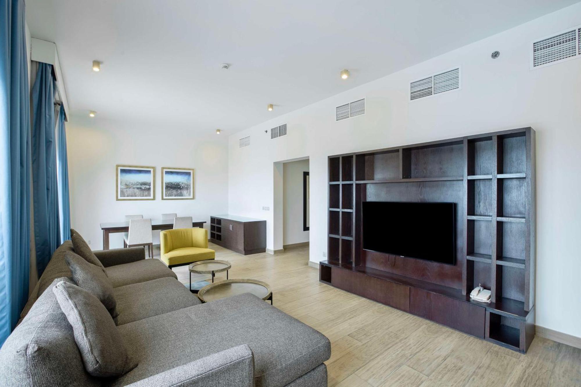 Radisson Blu Resort, ฟูไจราห์ ภายนอก รูปภาพ A living room in a suite at the Ritz-Carlton, DIFC