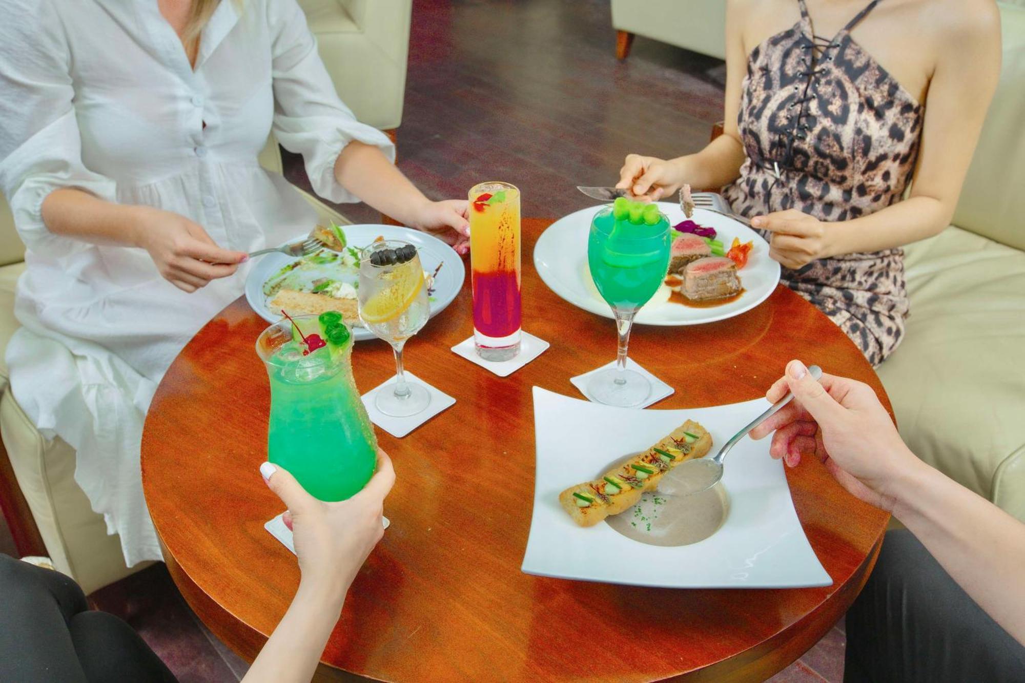 Radisson Blu Resort, ฟูไจราห์ ภายนอก รูปภาพ A selection of non-alcoholic drinks