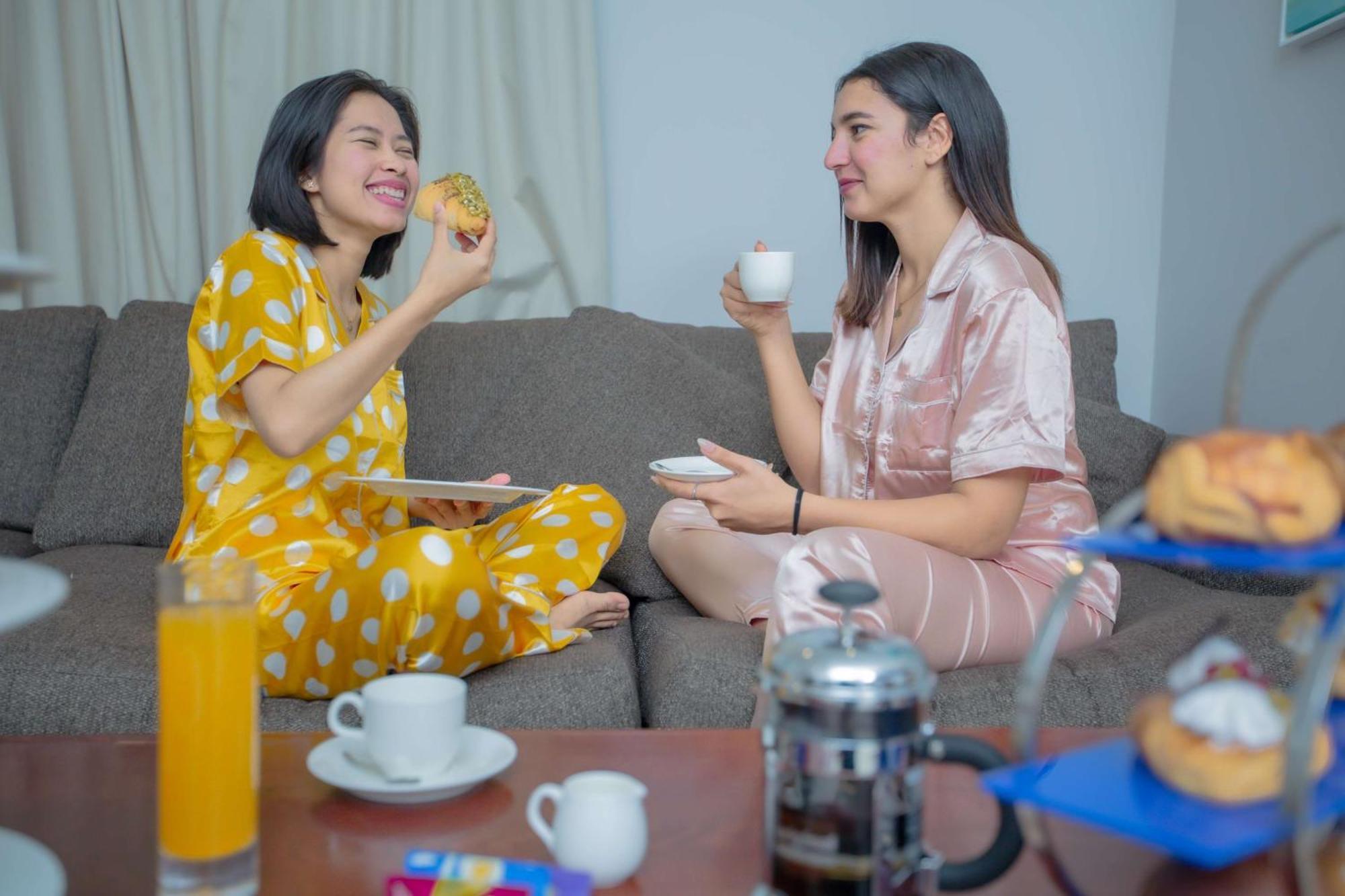 Radisson Blu Resort, ฟูไจราห์ ภายนอก รูปภาพ Two women wearing pajamas