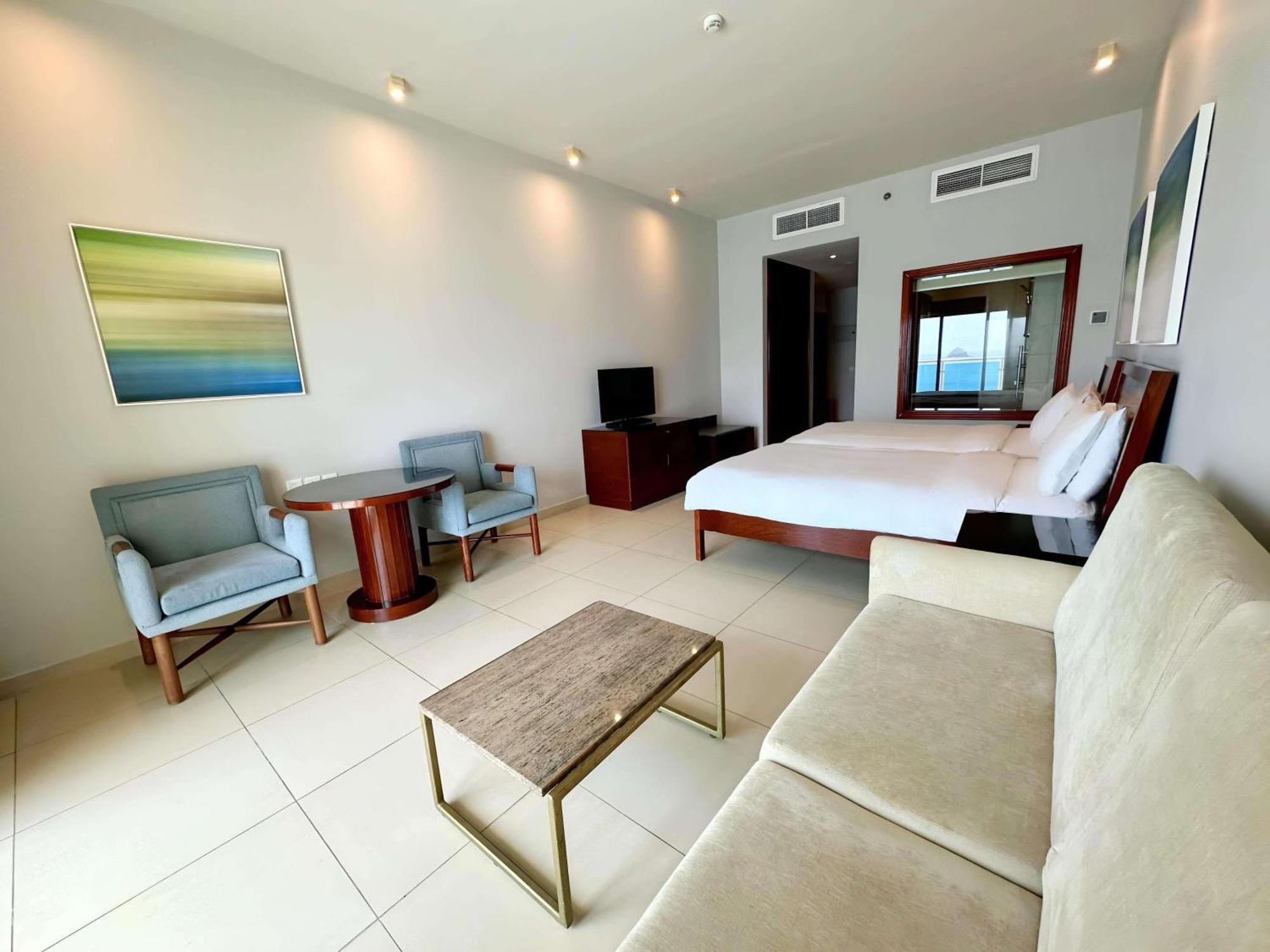 Radisson Blu Resort, ฟูไจราห์ ภายนอก รูปภาพ A room at the hotel